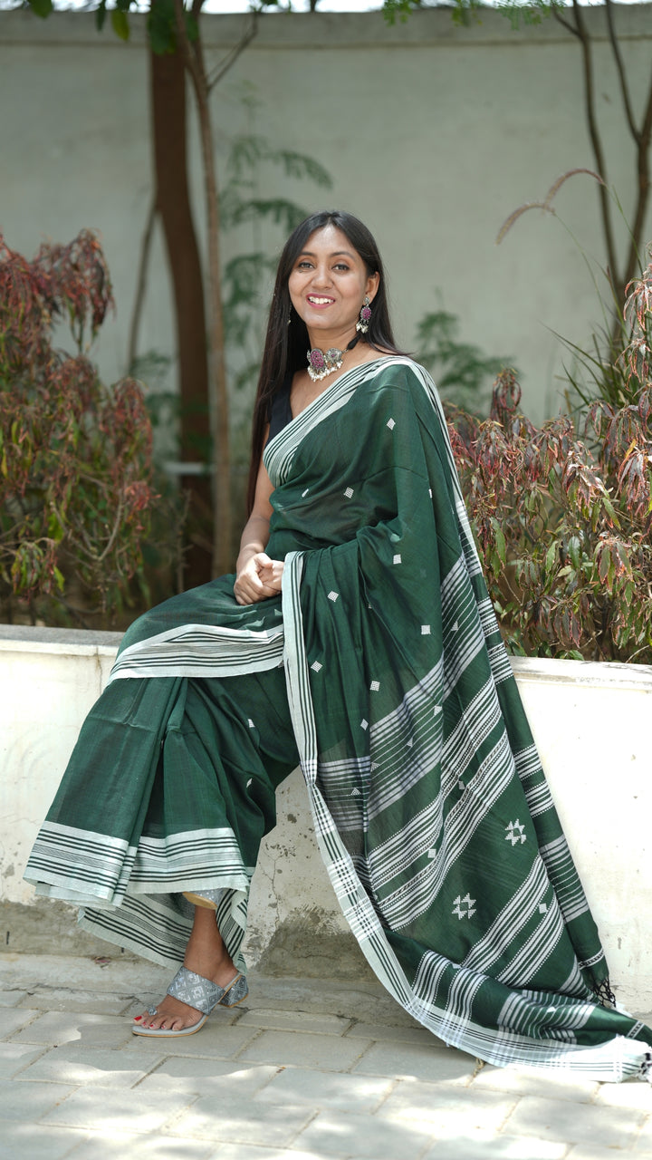 Gulmohar Bujodhi (Saree)