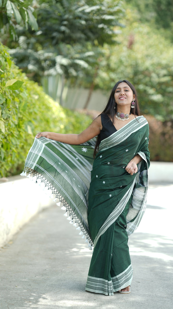 Gulmohar Bujodhi (Saree)