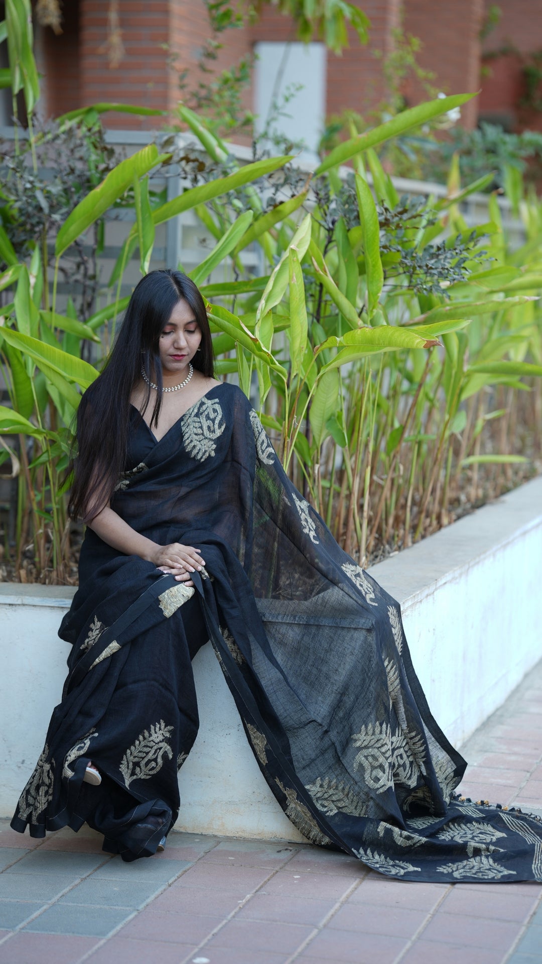 Kalo Tara Jamdani Linen (Saree)