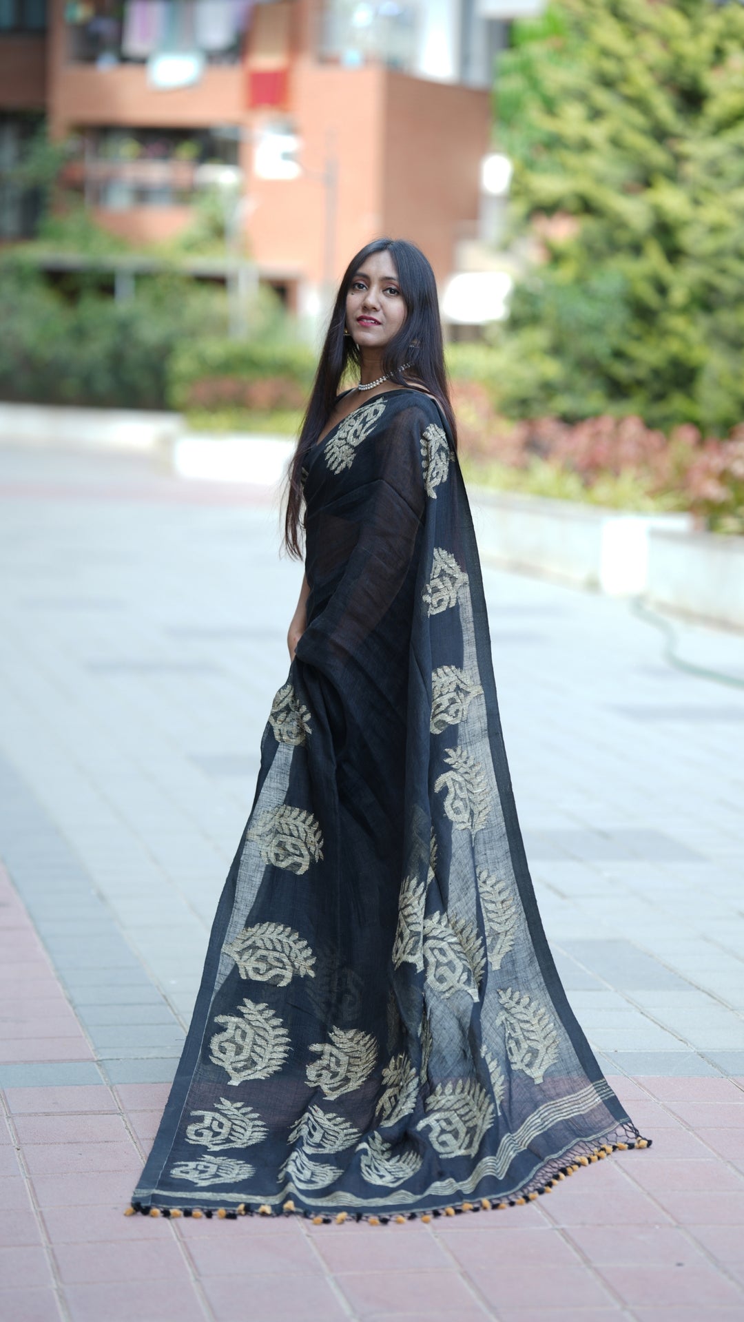 Kalo Tara Jamdani Linen (Saree)