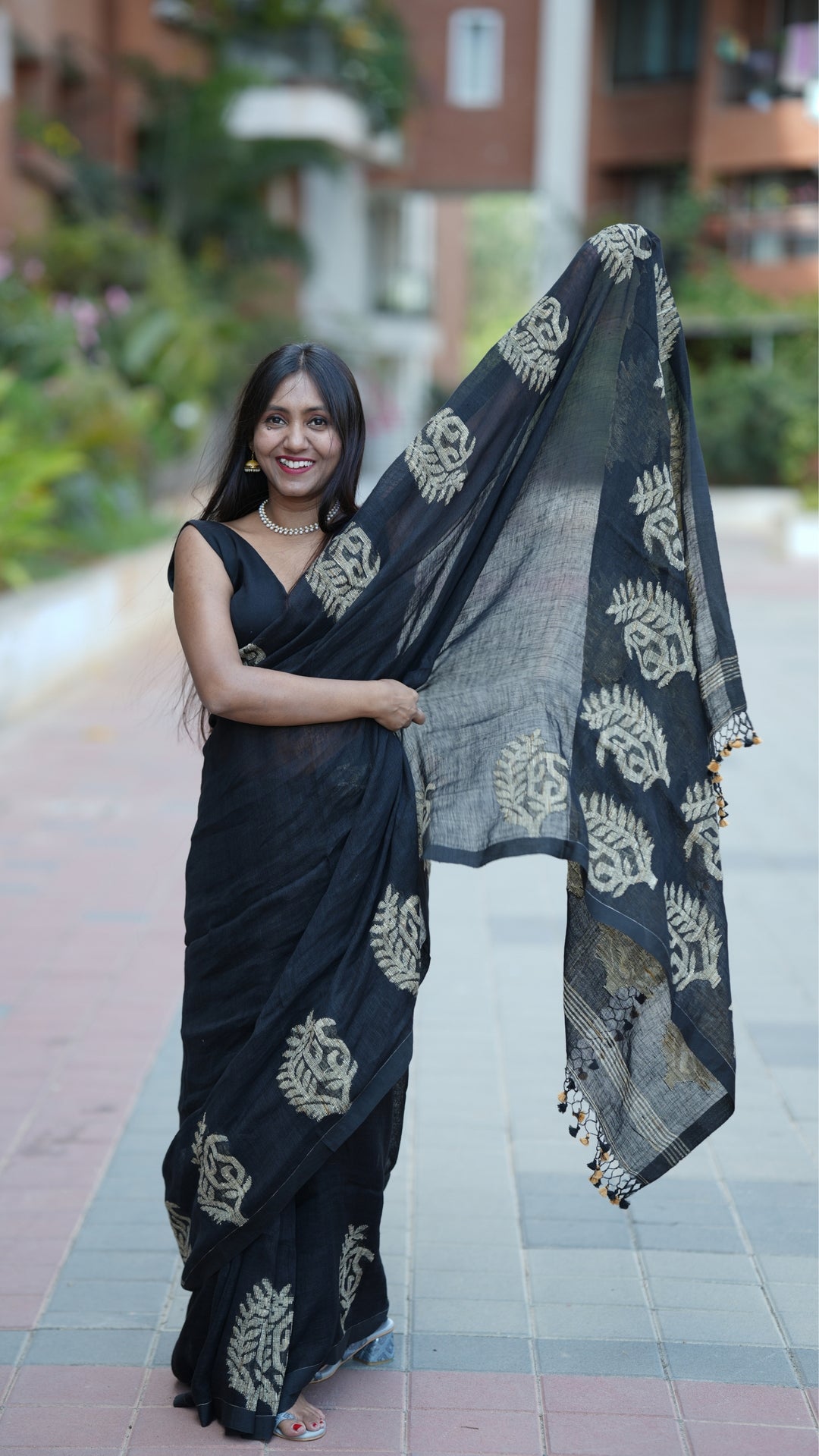 Kalo Tara Jamdani Linen (Saree)