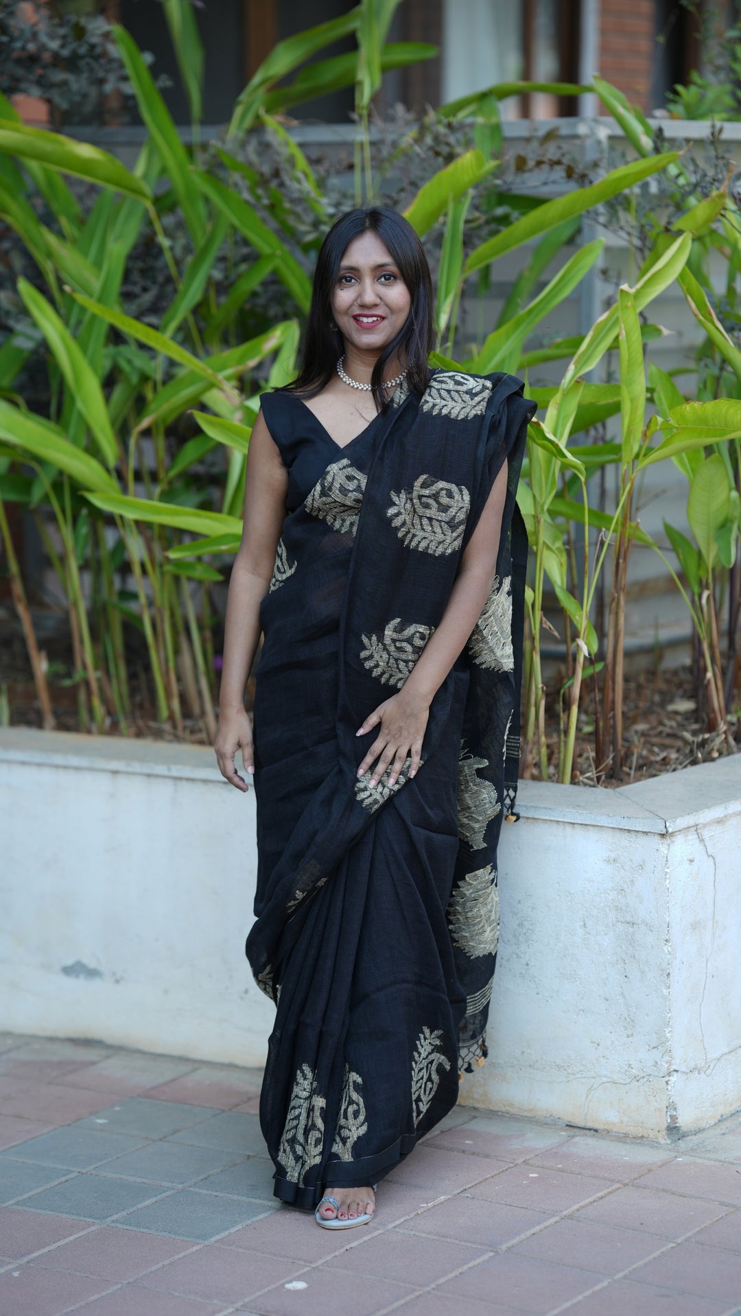 Kalo Tara Jamdani Linen (Saree)
