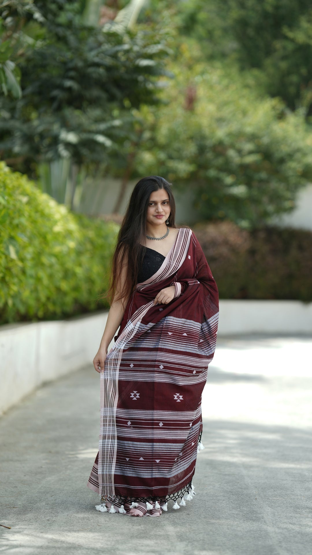 Mehroon Mahal Bujodhi (Saree)