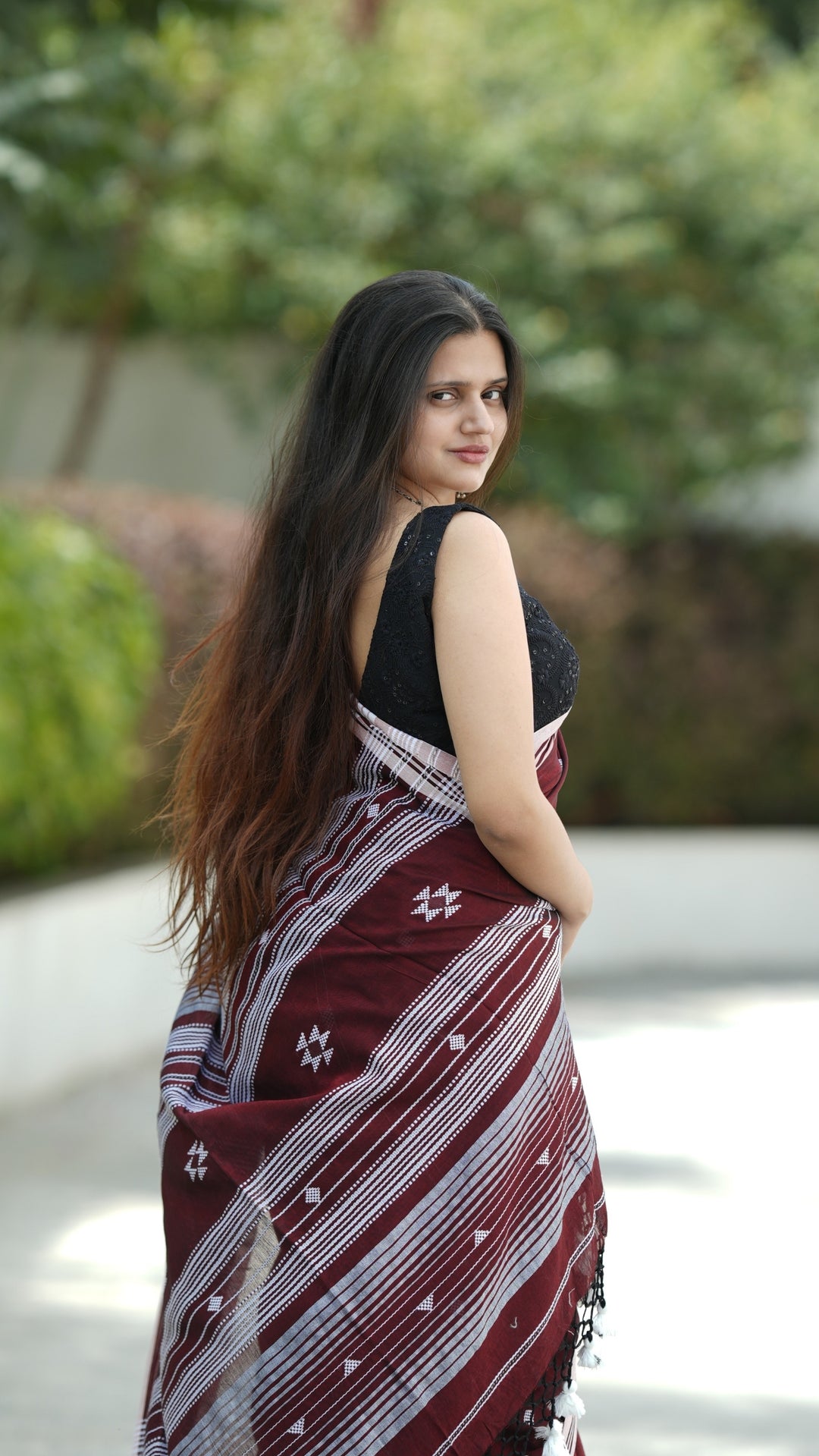 Mehroon Mahal Bujodhi (Saree)