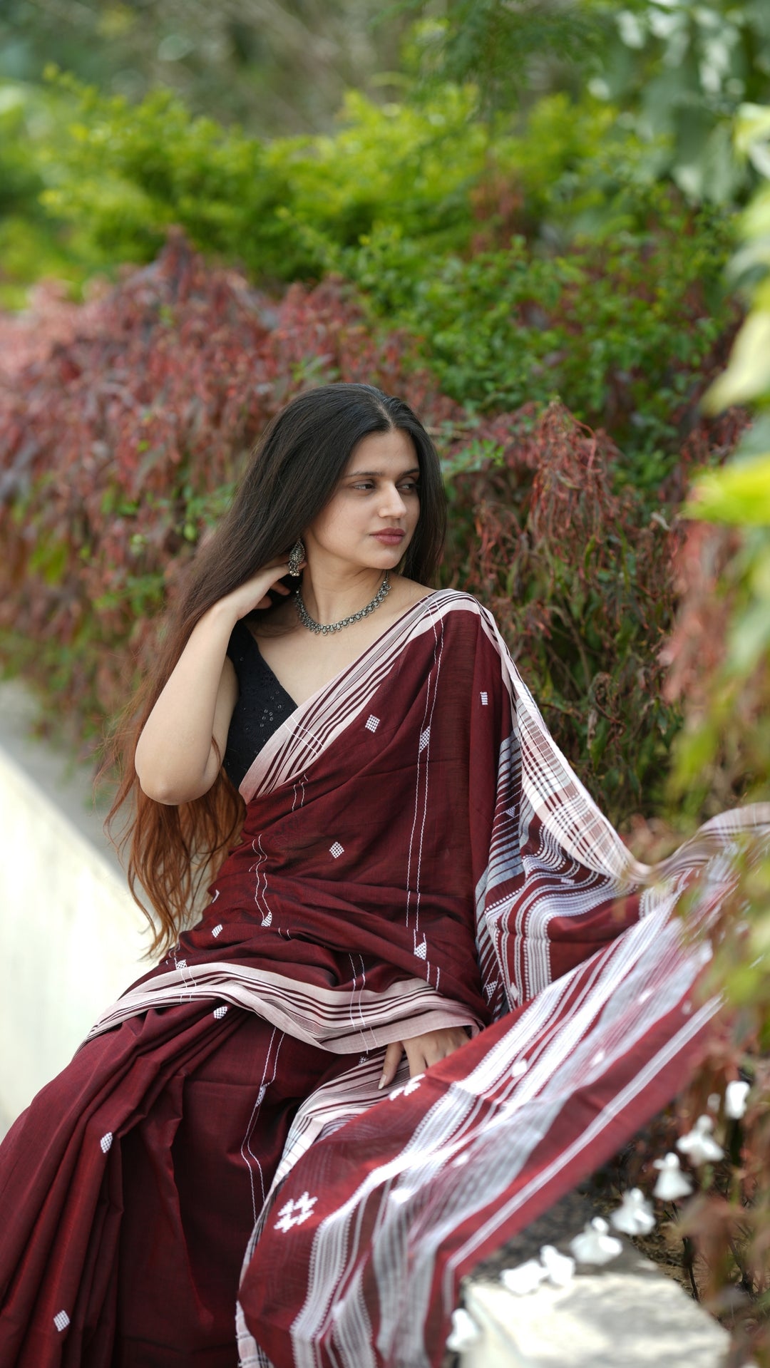 Mehroon Mahal Bujodhi (Saree)